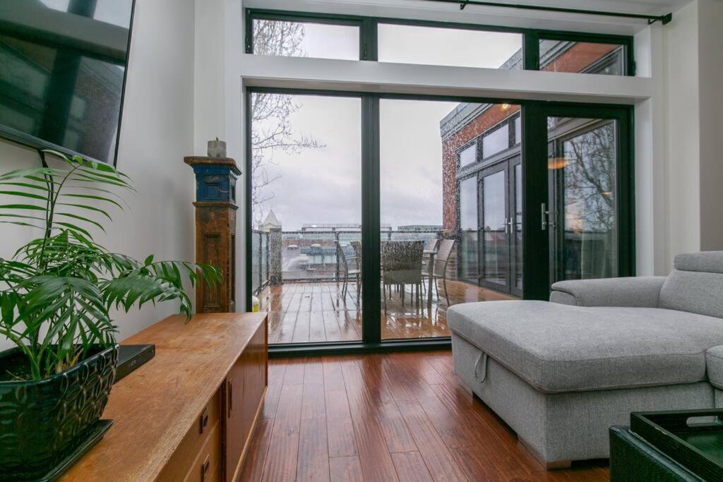 Downtown Penthouse * Victoria