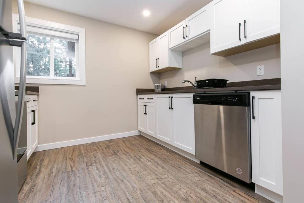 Renovated 2 Bedroom Apt In Langford *