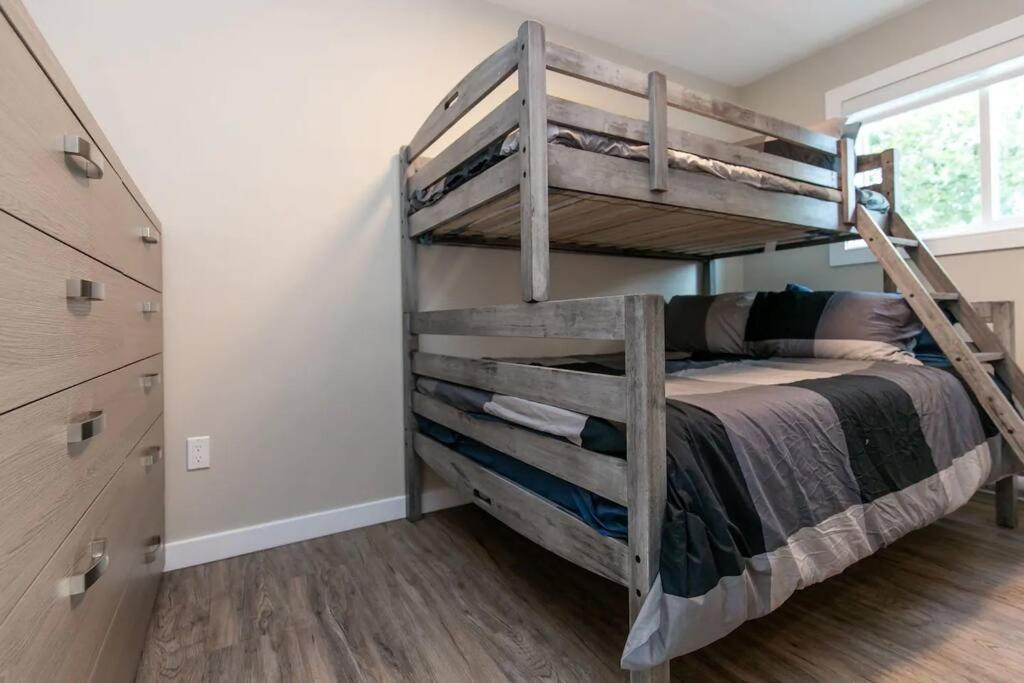 Renovated 2 Bedroom Apt In Langford Apartment