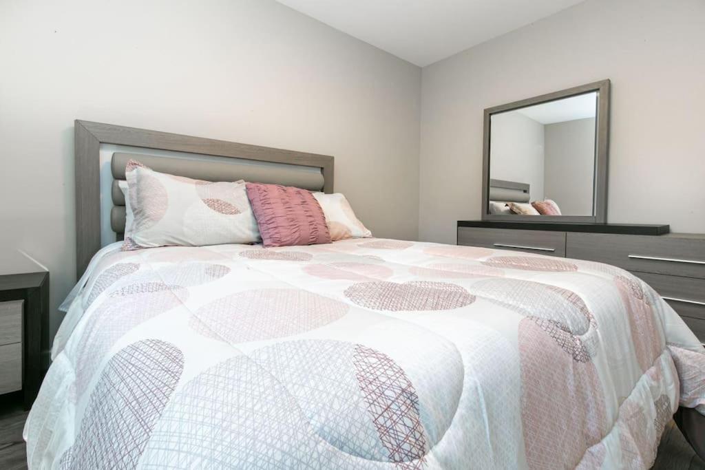 Newly Renovated 3 Bedroom * Victoria