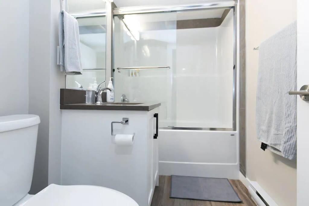 Renovated 2 Bedroom Apt In Langford Apartment *