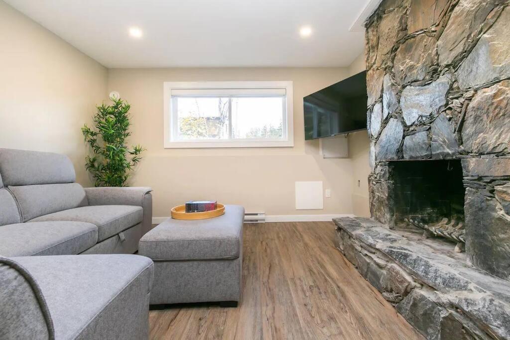 Renovated 2 Bedroom Apt In Langford Apartment *