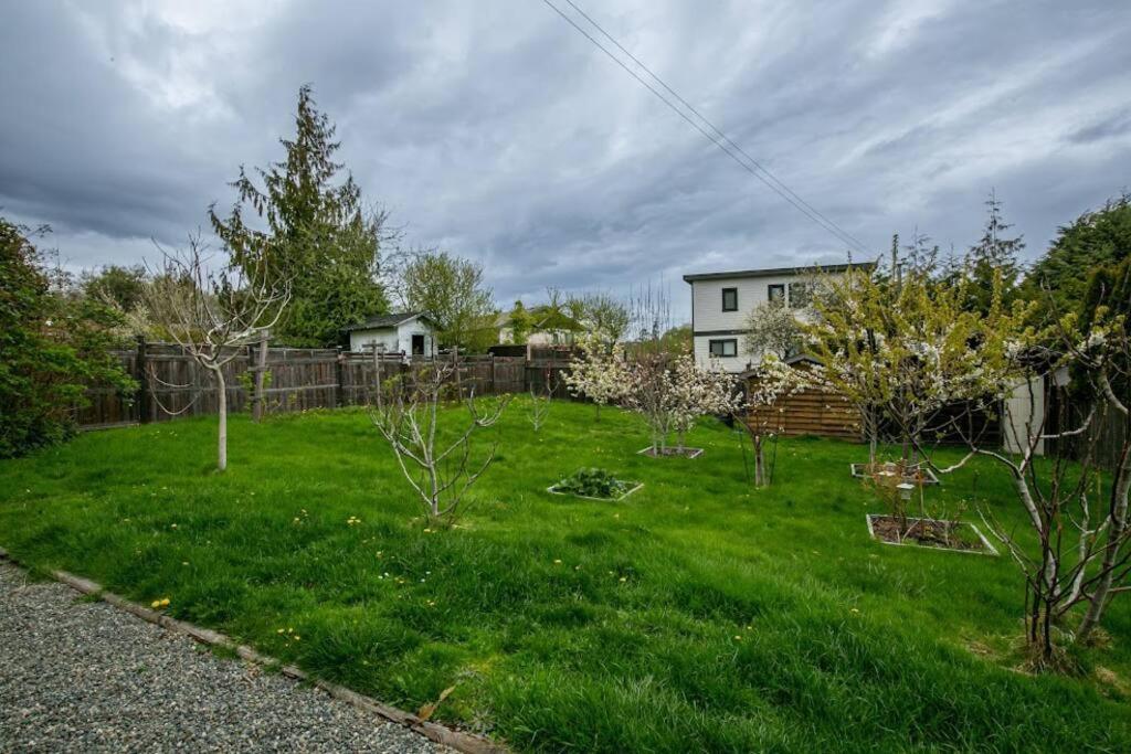Lovely 2 Bedroom Steps From The Apartment *