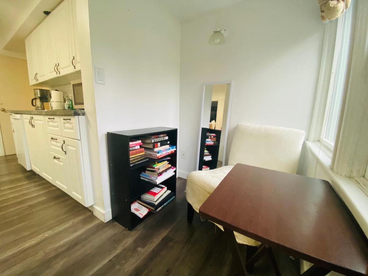Apartment Artistic Near Downtown Victoria