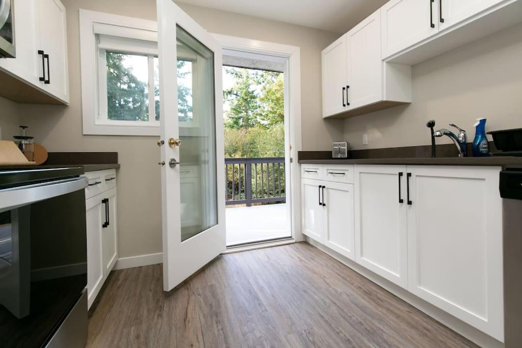 Newly Renovated 3 Bedroom Apartment Victoria