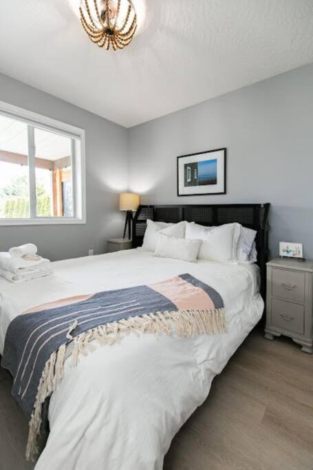 Apartment Lovely 2 Bedroom Steps From The