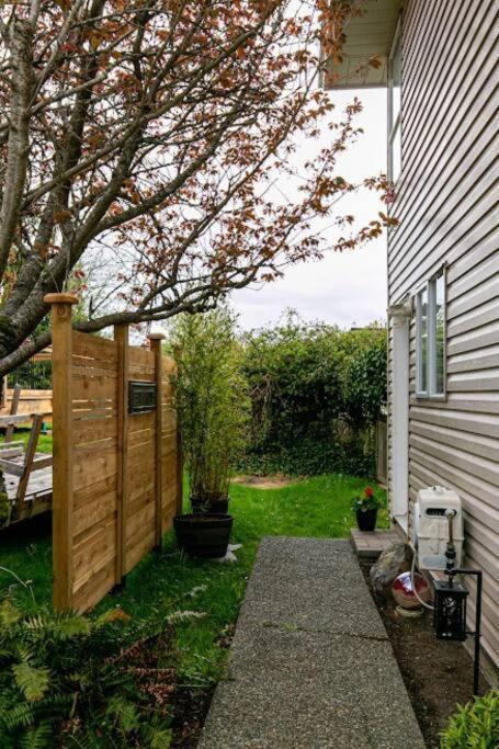 Lovely 2 Bedroom Steps From The * Victoria