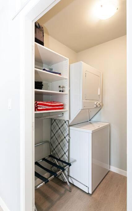 Lovely 2 Bedroom Steps From The * Victoria