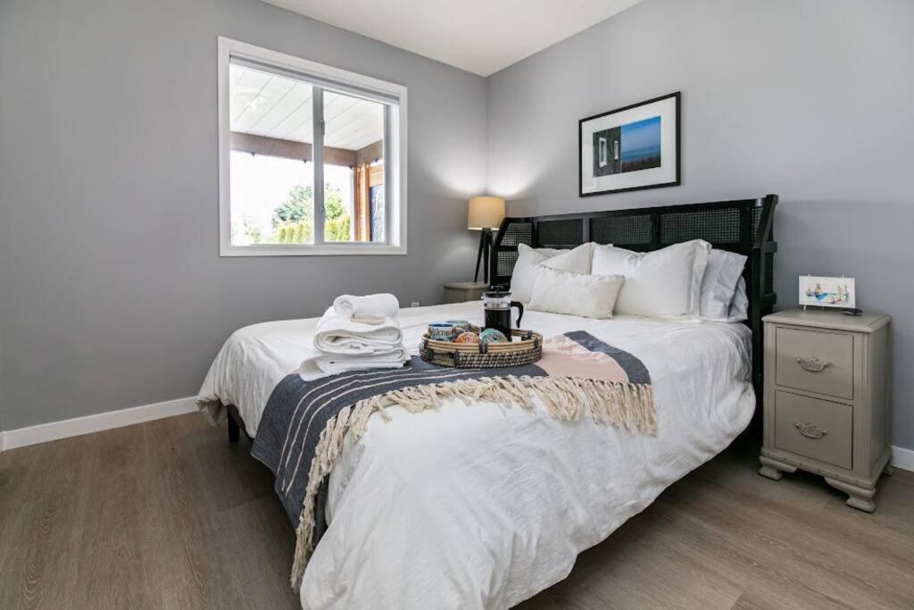 Lovely 2 Bedroom Steps From The Victoria