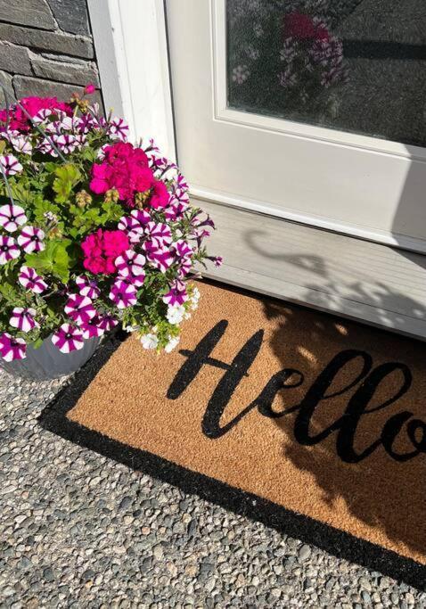 Private Bright Modern Studio! Queen Bed ! * Victoria