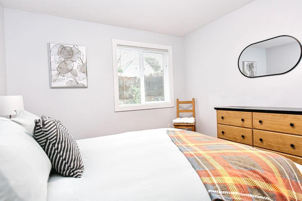 Esquimalt Lagoon Life Apartment *