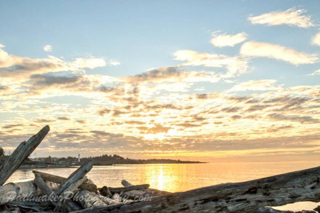 Esquimalt Lagoon Life Apartment Victoria