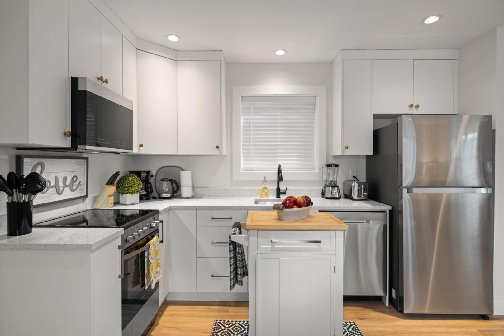 Private Modern Garden Suite, 5 Minutes To Downtown! Holiday home Victoria