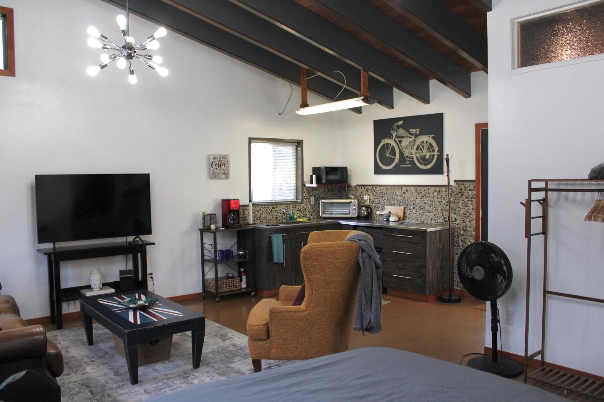 Private Bright Modern Studio! Queen Bed ! Apartment *