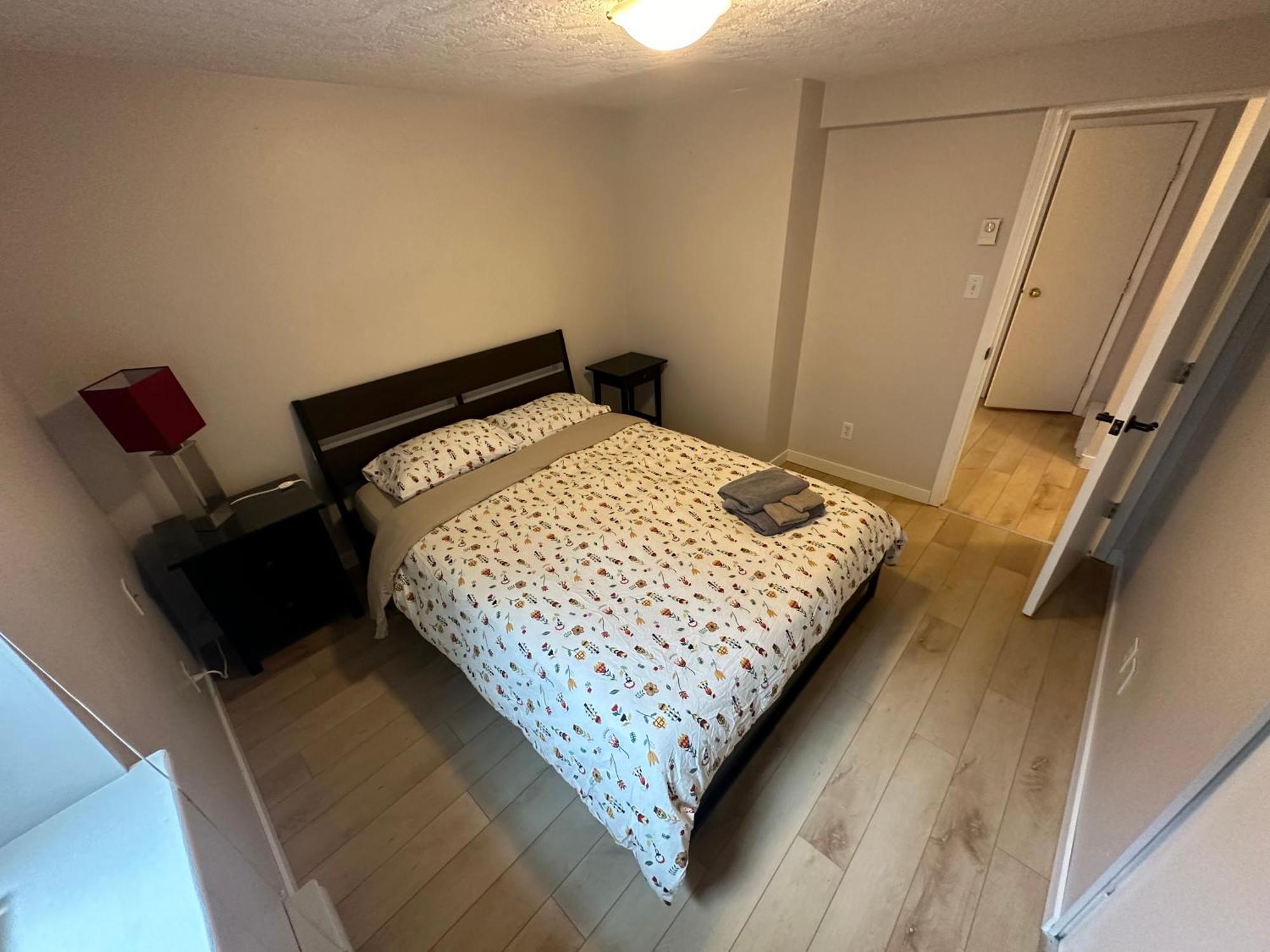 Apartment Artistic Near Downtown Victoria