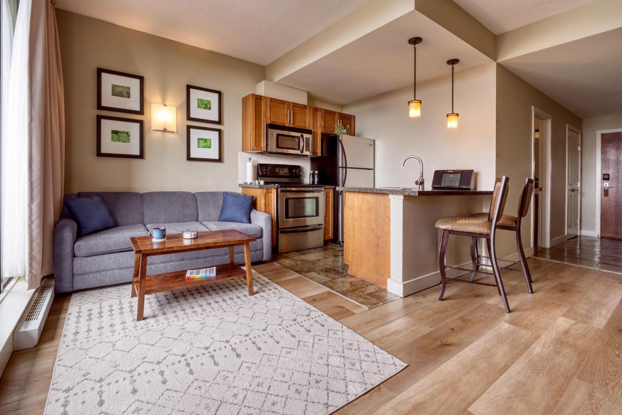 Oswego 4* Victoria