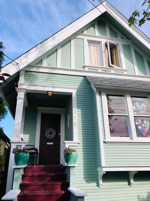 Charming James Bay Holiday home Victoria