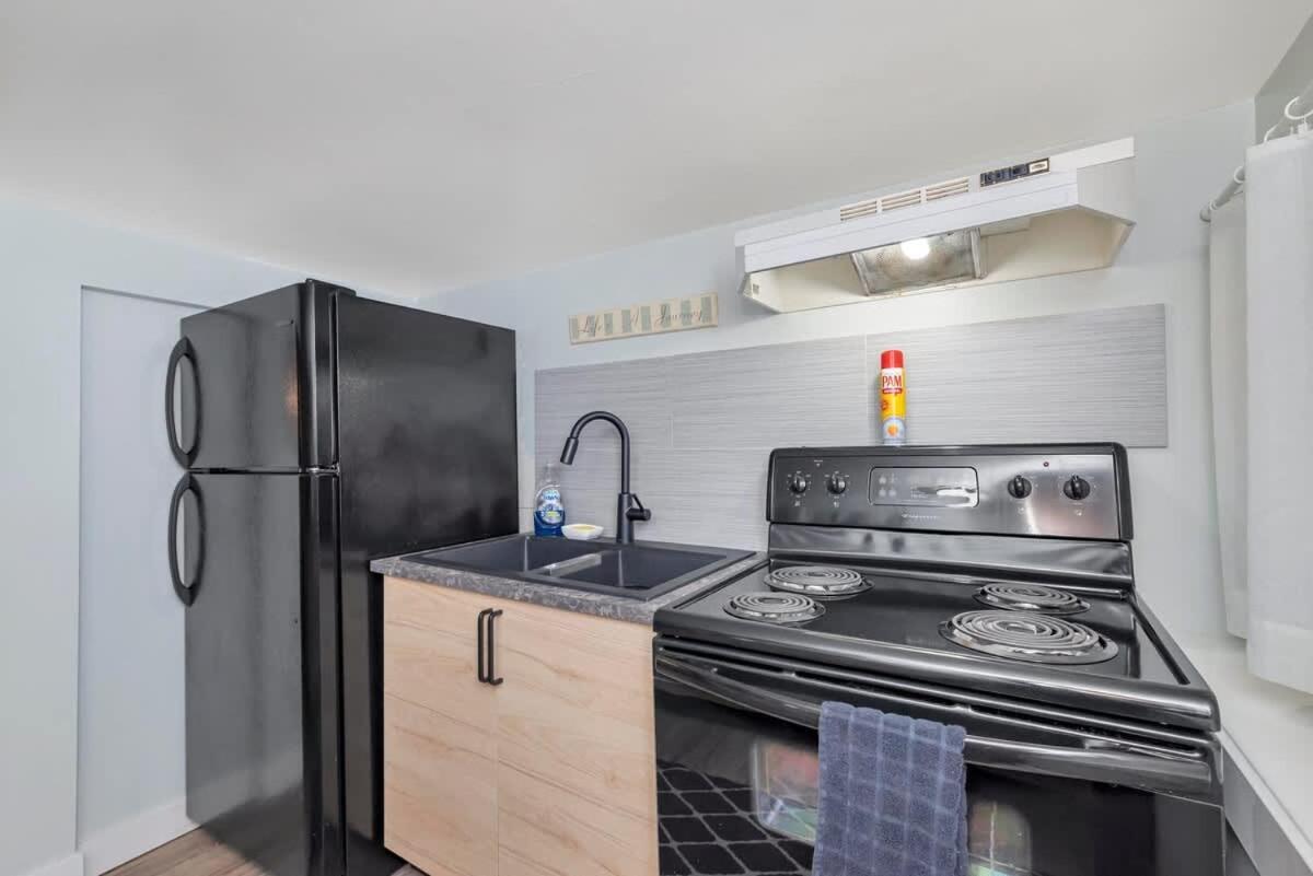 Quaint 1 Bedroom Lower In Victoria, Bc * Victoria
