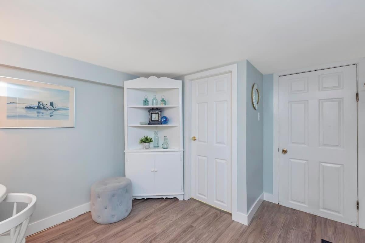Quaint 1 Bedroom Lower In Victoria, Bc Holiday home *