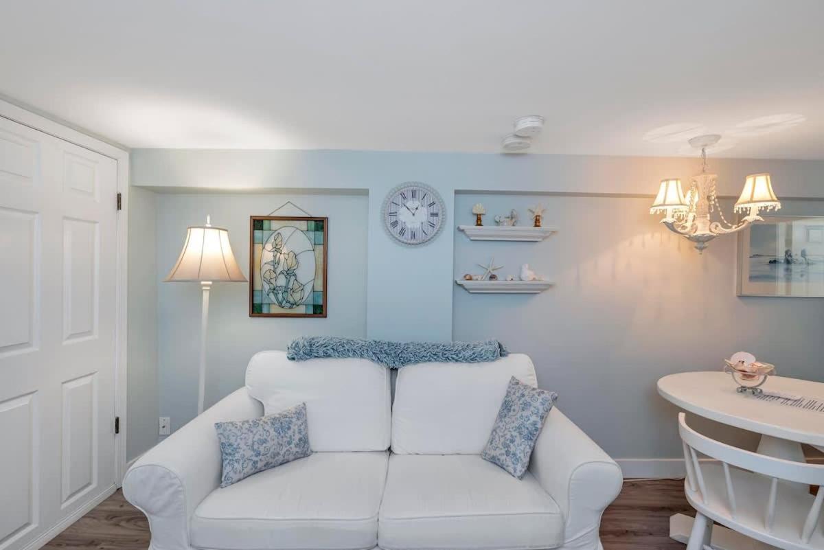 Holiday home Quaint 1 Bedroom Lower In Victoria, Bc *