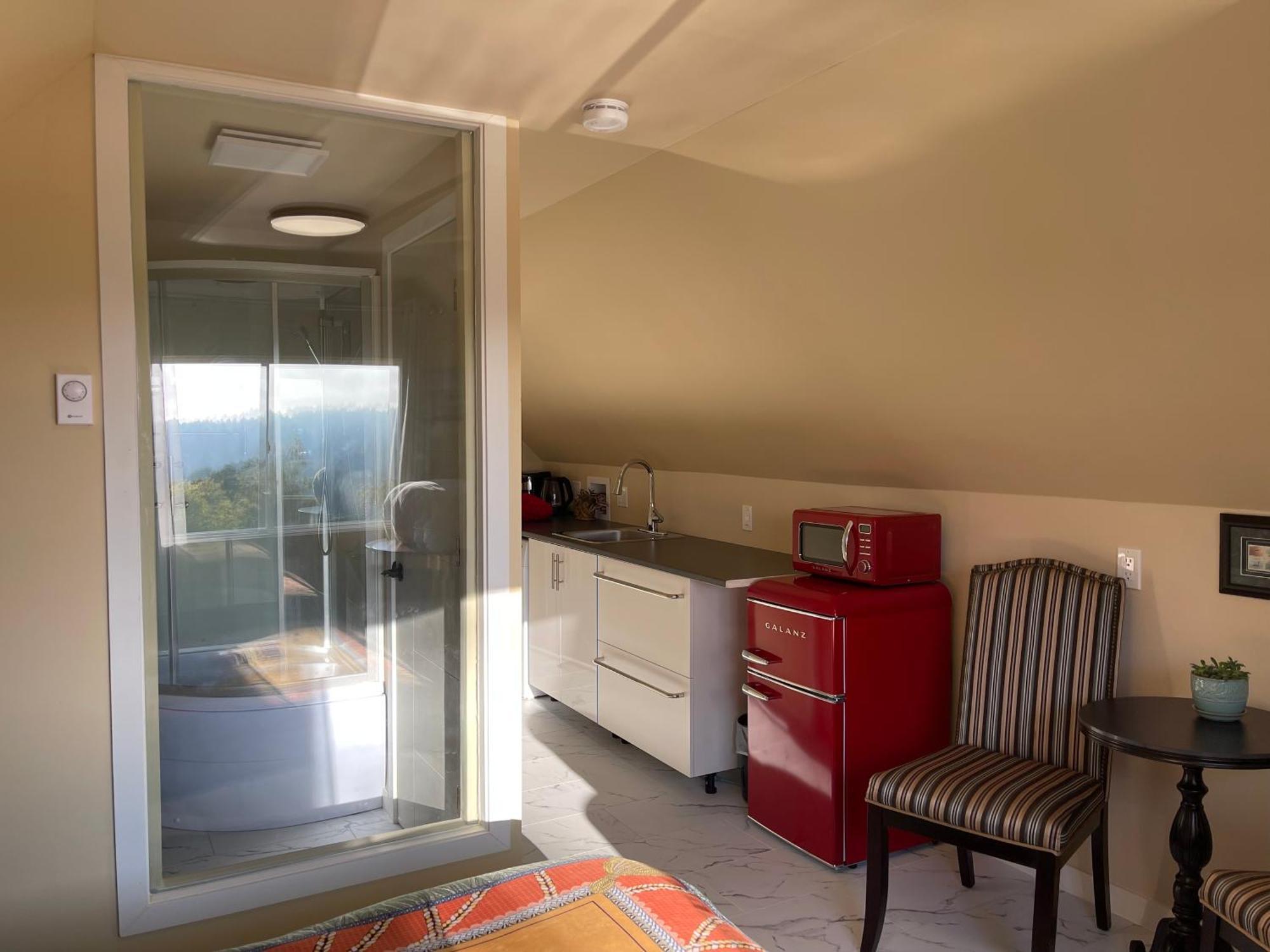 Homestay Uvic Ocean Peak House *