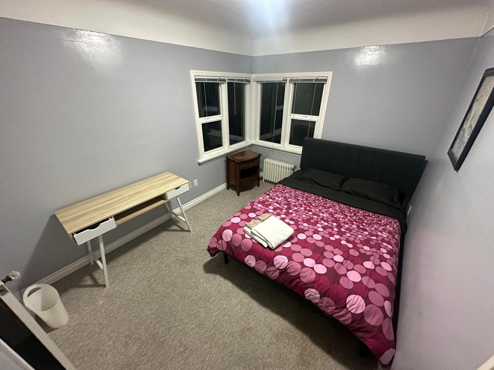 Apartment Artistic Near Downtown Victoria