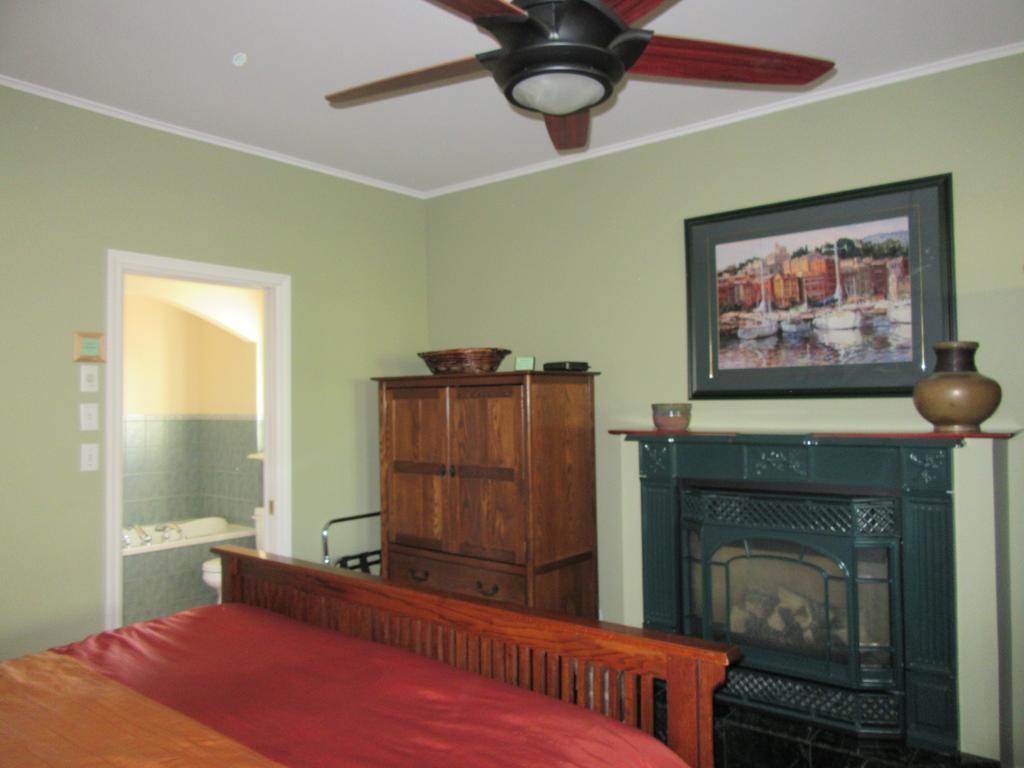 Bed & Breakfast Across The Harbour Bed & Breakfast 3*