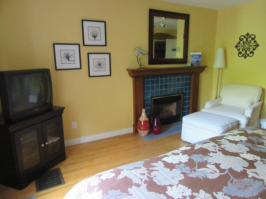 Bed & Breakfast Across The Harbour Bed & Breakfast Victoria