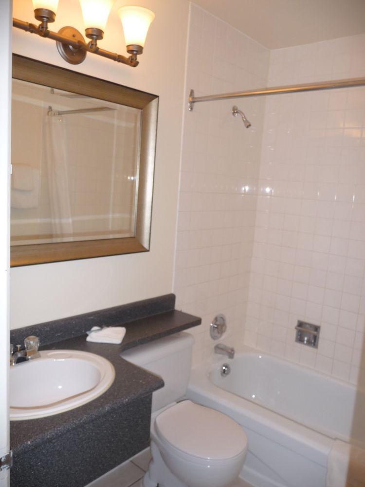 Arbutus Motel 2*