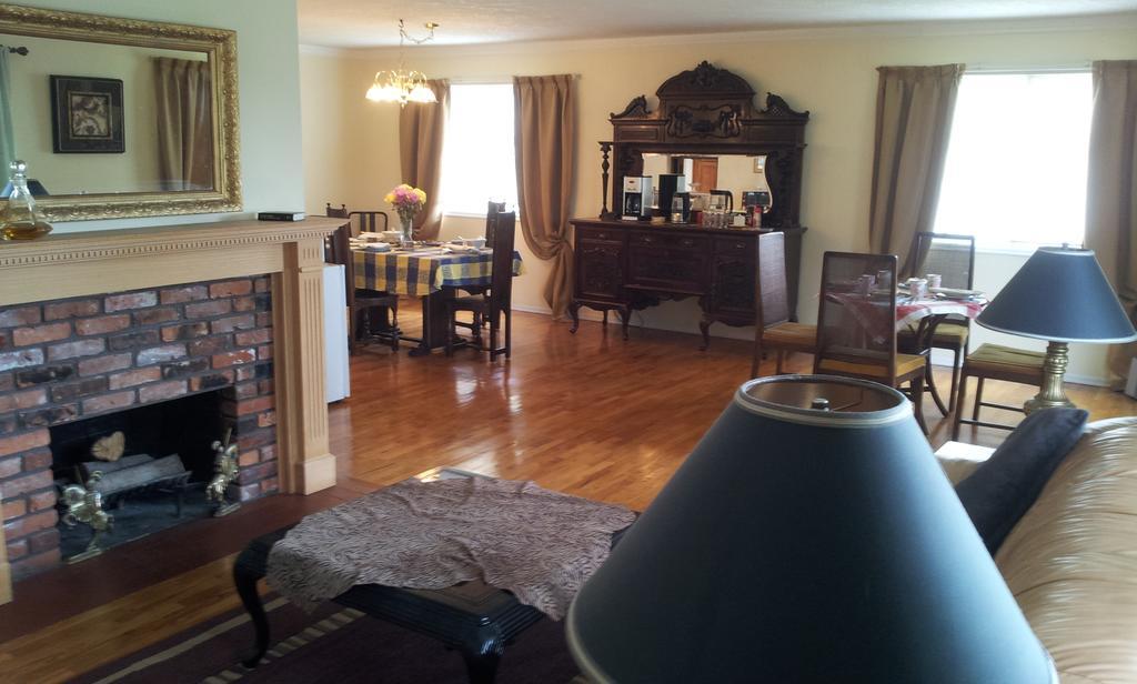 Hemingway's By The Sea Bed & Breakfast Esquimalt