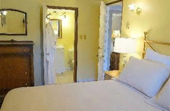 Dashwood Manor Seaside Bed & Breakfast