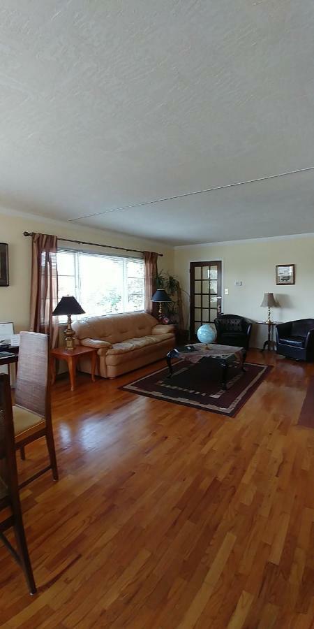 Hemingway's By The Sea 3* Esquimalt