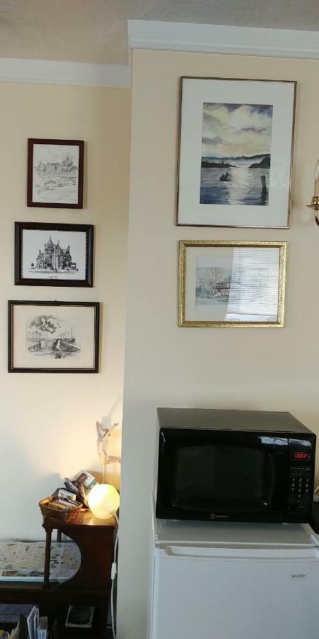 Bed & Breakfast Hemingway's By The Sea Esquimalt