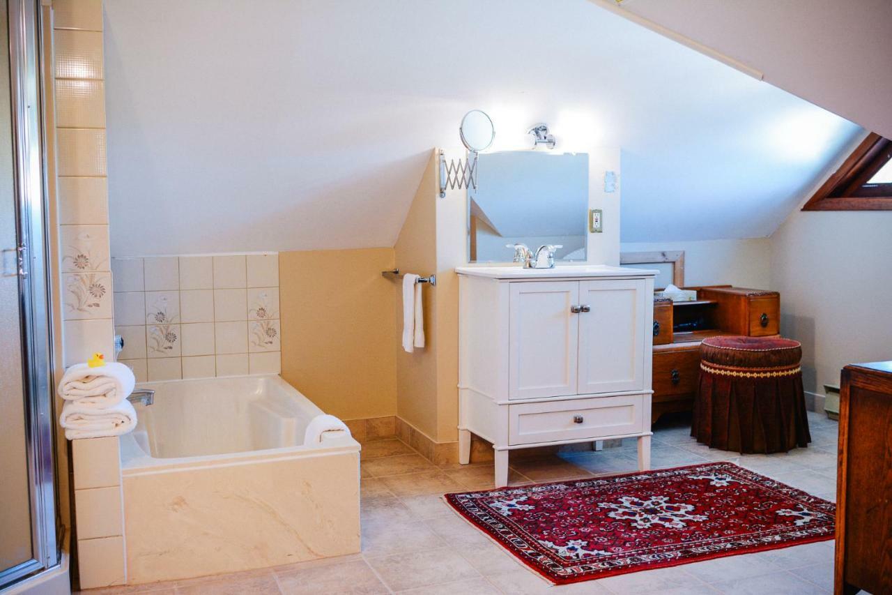 Dashwood Manor Seaside Bed & Breakfast Bed & Breakfast