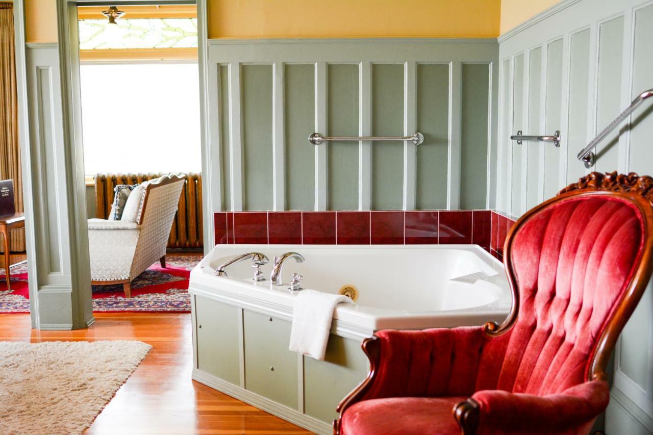Dashwood Manor Seaside Bed & Breakfast Bed & Breakfast