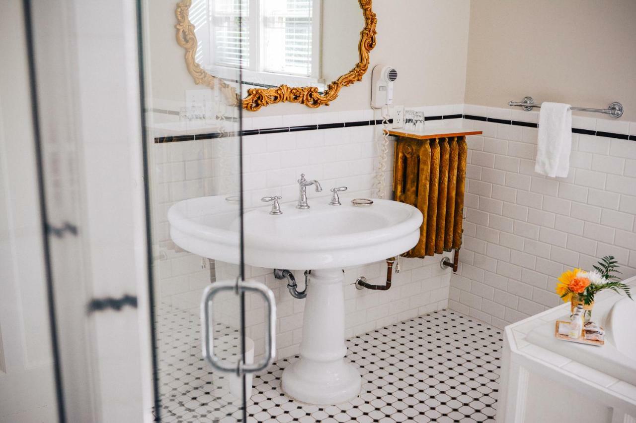 Dashwood Manor Seaside Bed & Breakfast Bed & Breakfast Victoria