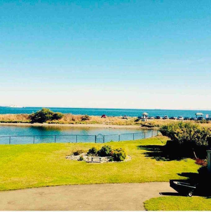Beach Front Oasis 15 Mins From Downtown Victoria