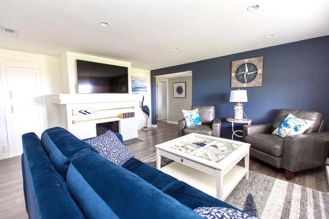 Beach Front Oasis 15 Mins From Downtown Victoria