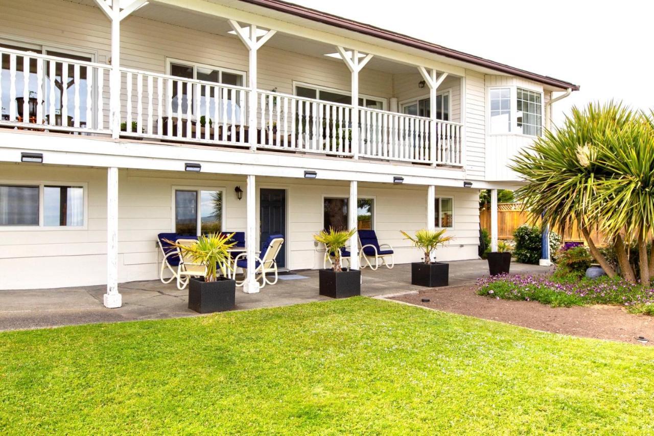 Beach Front Oasis 15 Mins From Downtown Holiday home Victoria